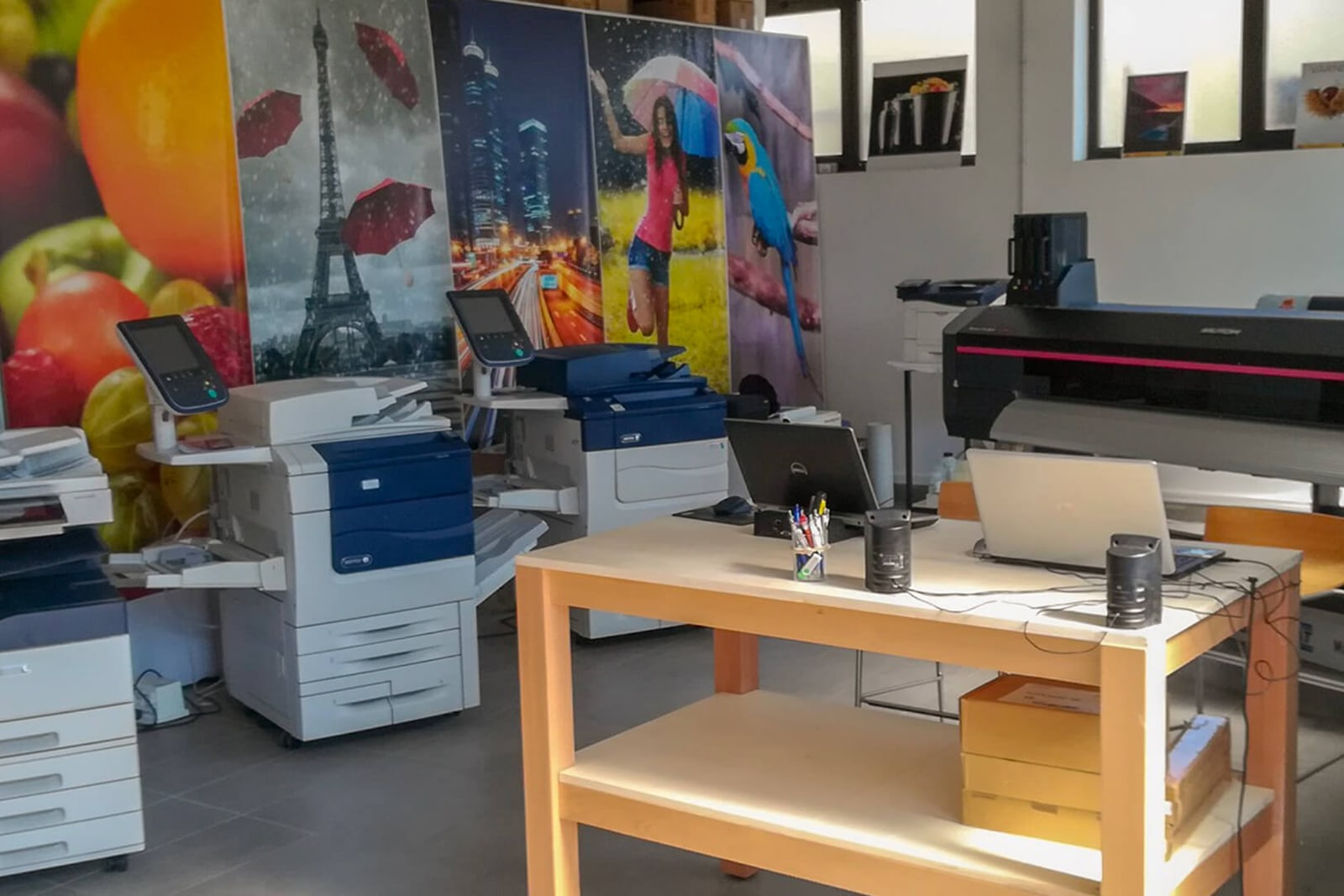 Showroom Marika Services a Cassano Magnago: multifunzione Xerox e plotter Mutoh per grande formato